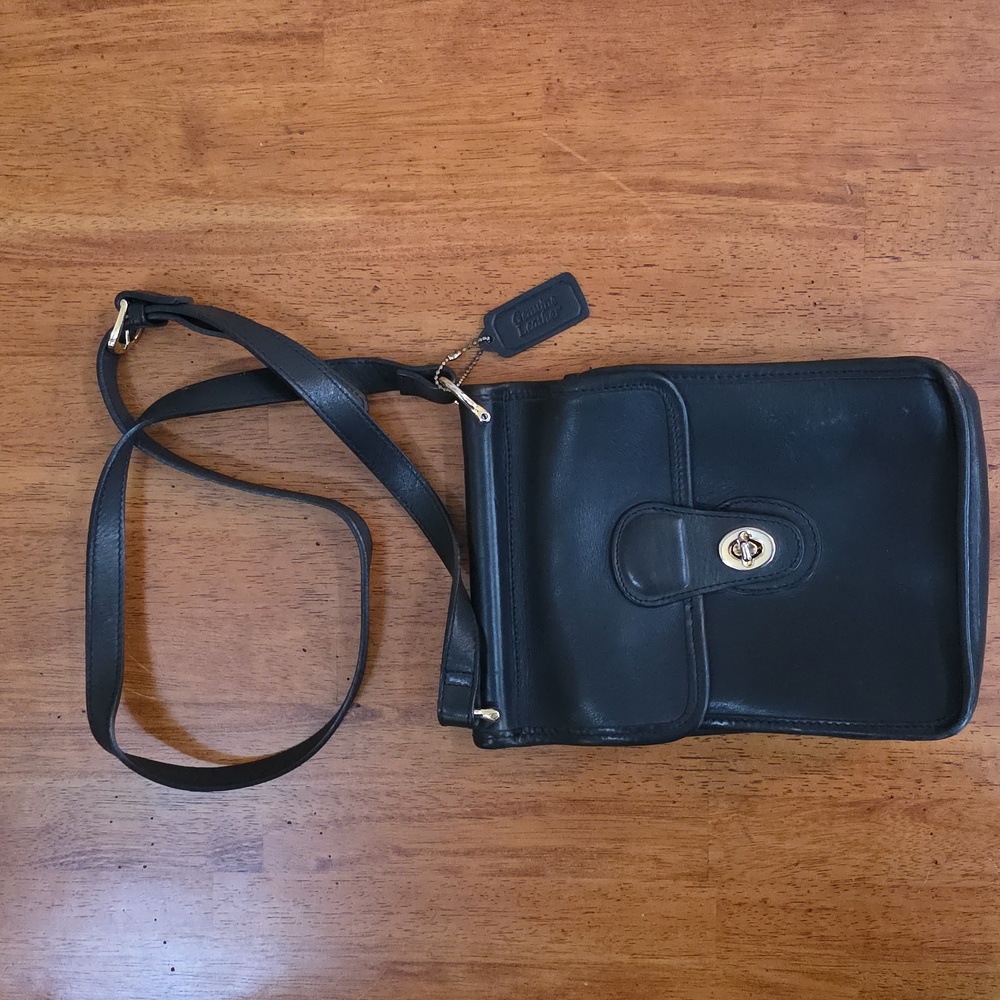 Vintage Navy Leather Crossbody Purse🦋 (no brand found on purse)